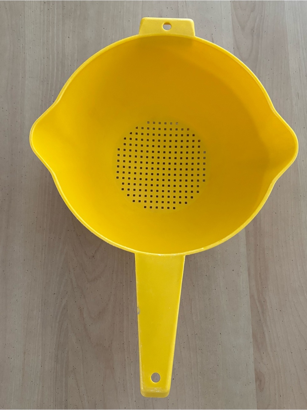 VINTAGE TUPPERWARE Yellow Colander with Handle & 2 Pouring Spouts. Pre-owned.